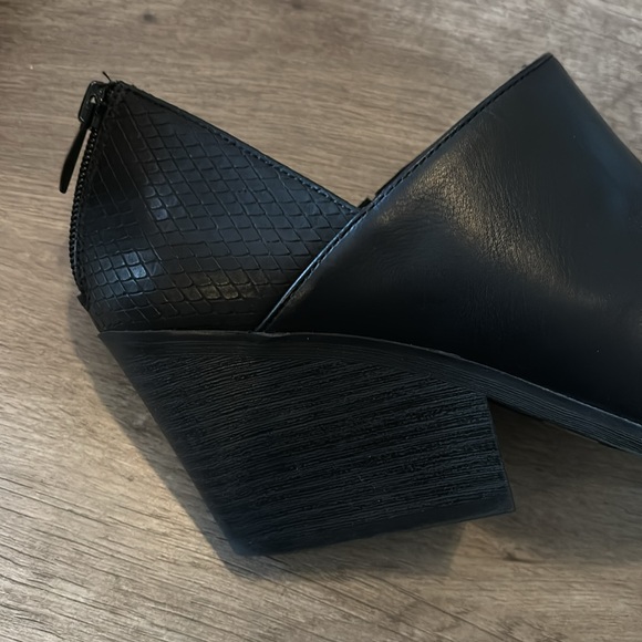 CL Laundry faux snakeskin ankle booties size 9 - Picture 4 of 7